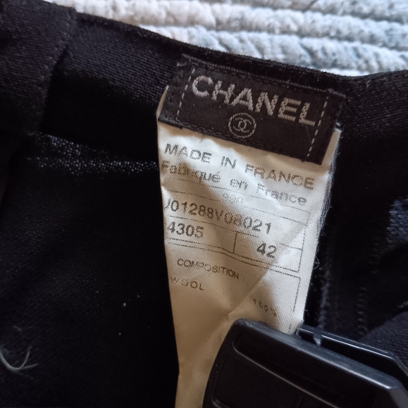 Chanel black finely woven lightweight wool skirt - Picture 3 of 4